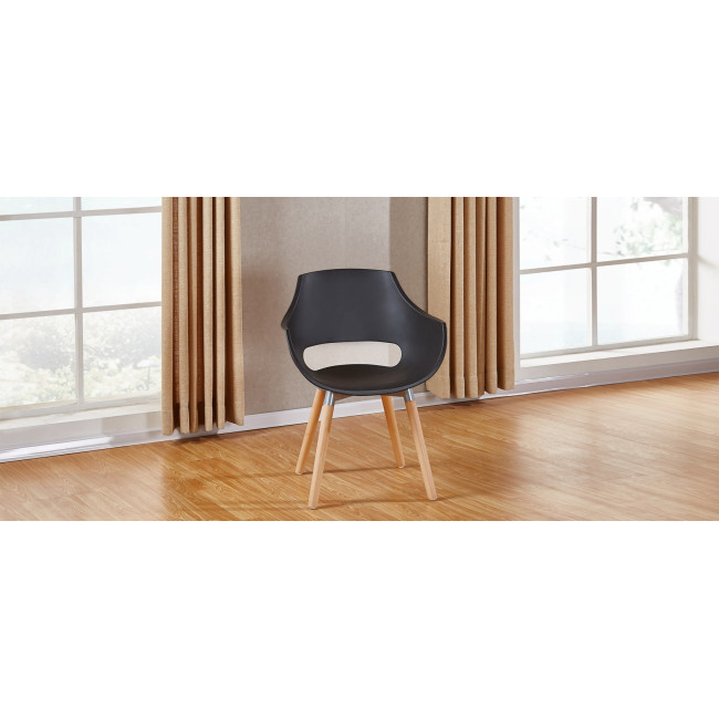 Fauteuil scandinave noir avec pieds en bois – Treia